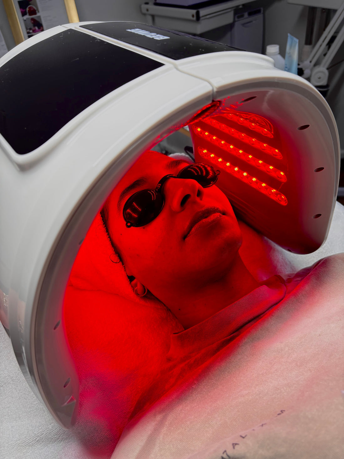 The Rave About Red Light Therapy: Why Everyone’s Talking About It (And Why It Actually Works)